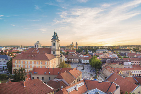 少数民族教堂的美丽的看法和 Eger, 匈牙利的城市全景, 在日落