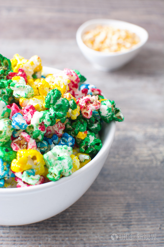 在木头上的甜爆米花