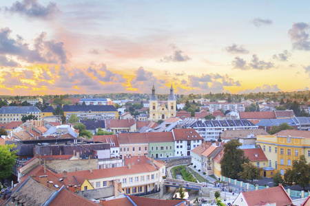 少数民族教堂的美丽的看法和 Eger, 匈牙利的城市全景, 在日落