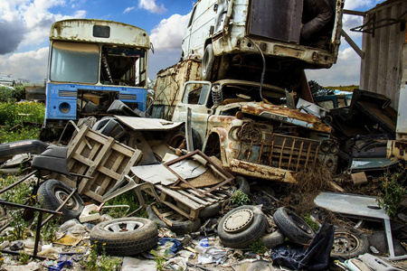 堆在垃圾场的废弃旧车照片