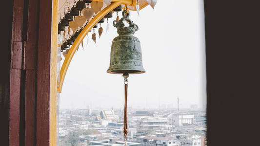 佛教的钟声在修道院特写。金山在曼谷金山寺