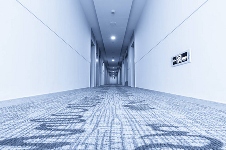 酒店和地毯的走廊图片