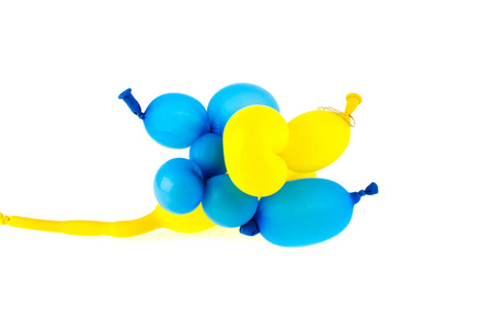 黄色和蓝色气球绑在白色背景上