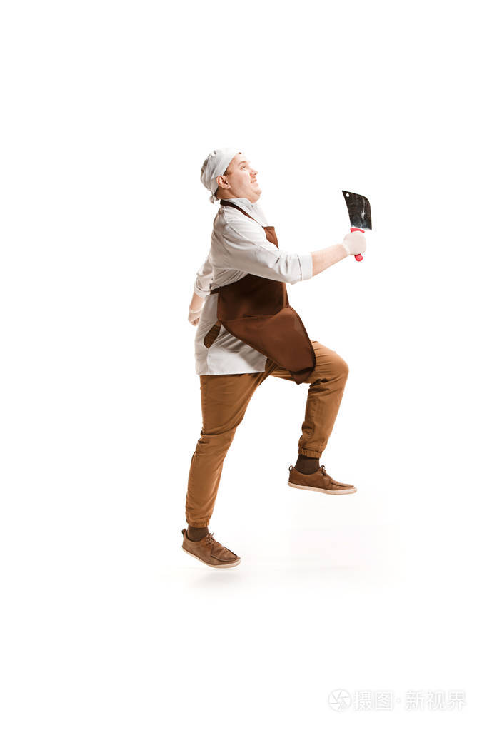 微笑与孤立的白色背景上的一把菜刀合影的屠夫