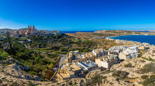 白细胞介素瓦莱塔，马耳他美丽全景天际线景观的瓦莱塔镇上灿烂的夏日，与巴黎教会 阿加莎红塔和瓦莱塔海滩，与蔚蓝的天空和云彩背