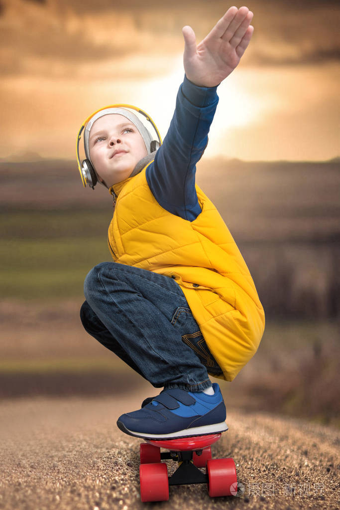 男孩做技巧上的滑板滑板的道路上极限运动时尚儿童