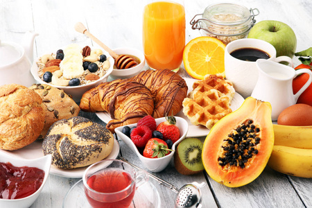 早餐供应咖啡, 橙汁, 牛角面包和水果