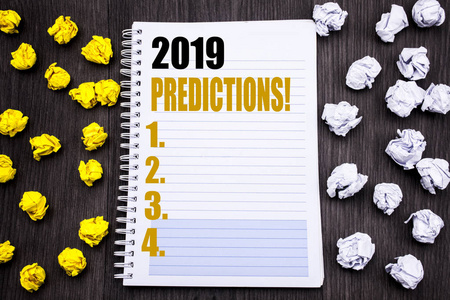 概念手写文本标题显示2019预测。基于记事本笔记的预测预测的业务概念笔记本电脑书木背景粘稠折叠黄色和白色