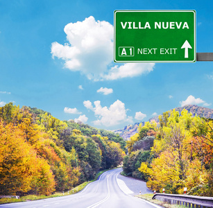 Villa Nueva 道路标志反对清澈的天空