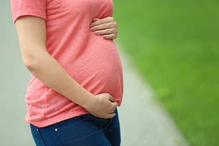 怀孕的女人控股肚子