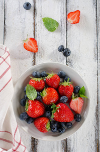 新鲜成熟草莓和蓝莓在碗里