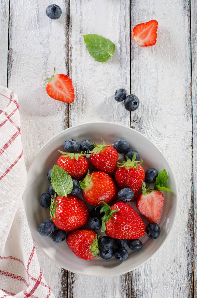 新鲜成熟草莓和蓝莓在碗里