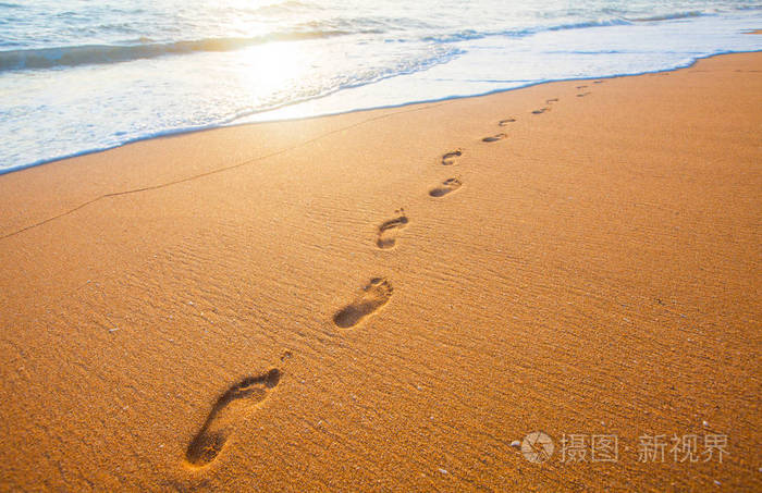 沙滩和足迹