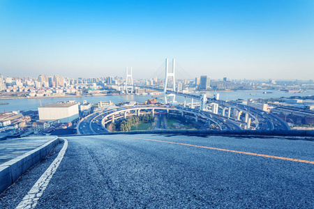 杨浦大桥与沥青路面交通景观, 上海, 中国
