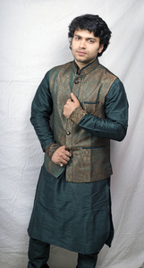 印度男模特在艺术绿色宽松衬衫