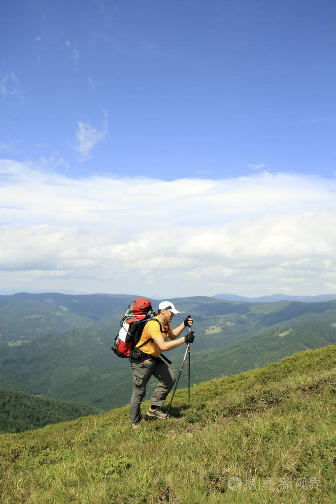 带着背包和帐篷夏天登山活动