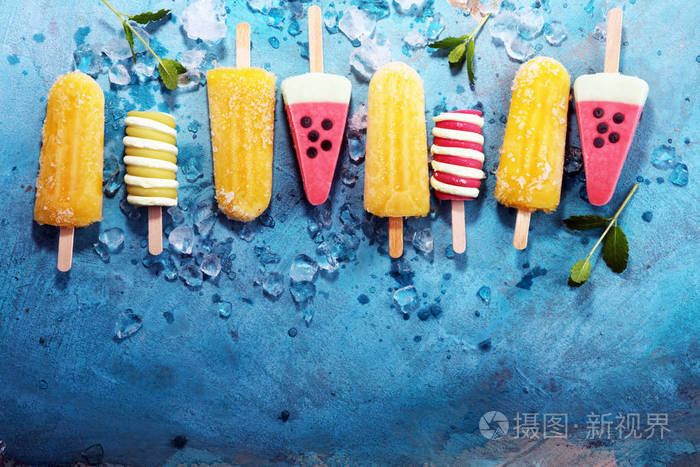彩色冰棒或香草冷冻酸奶或软冰淇淋