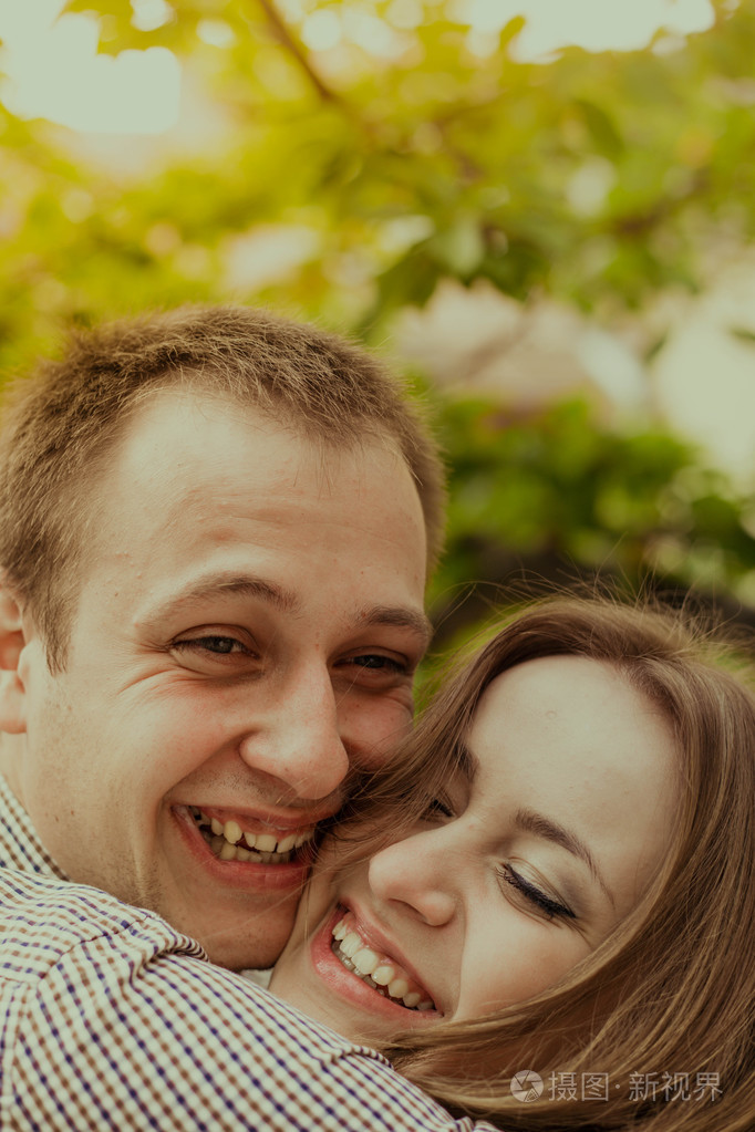 浪漫的情侣亲吻户外