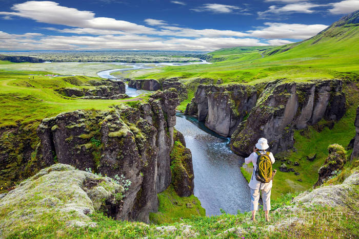 绿色的苔原在夏天.站在岩石上的老年妇女, 拍摄风景风景.北方旅游活