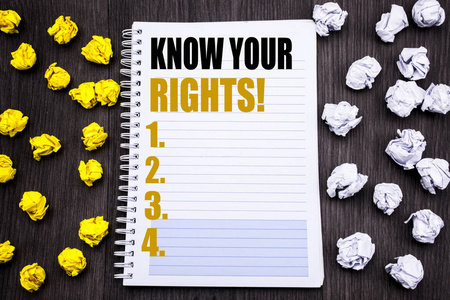 概念手写文本标题显示知道你的权利。在记事本上写的正义教育的商业概念笔记笔记本电脑书木背景粘着折叠的黄色和白色