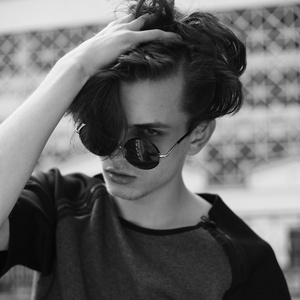 时尚太阳镜户外黑白画像中的男人照片