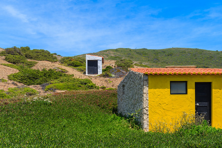 绿色小山上的小房子图片
