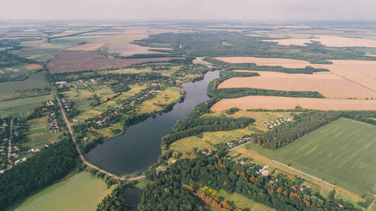 湖和森林的鸟瞰图。一个公园。领域。树。夏天。一天。自然。壁纸。Kachanovka。乌克兰。河