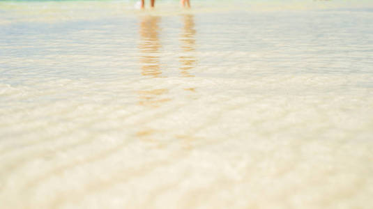 海滩完美白色砂绿松石的水图片