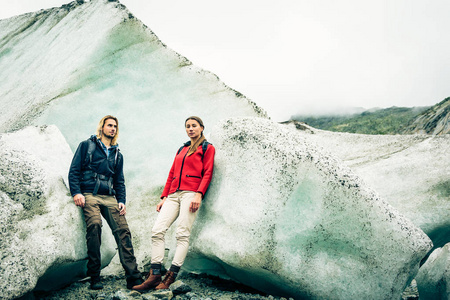 年轻夫妇徒步冰川