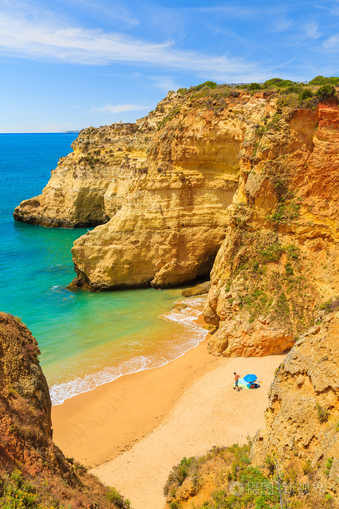 在美丽的海滩上的悬崖岩石