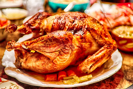 烤火鸡鸟准备吃餐桌上的感恩节图片