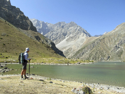 带着背包和帐篷夏天登山活动图片