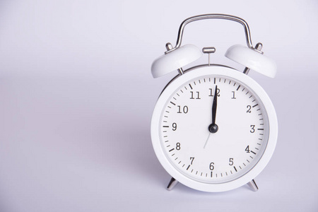 点钟钟敲十二点钟敲十二点12点钟时钟黄钟显示9点钟隔离时钟在十二点