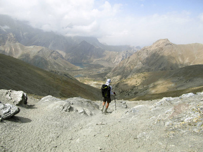 带着背包和帐篷夏天登山活动图片