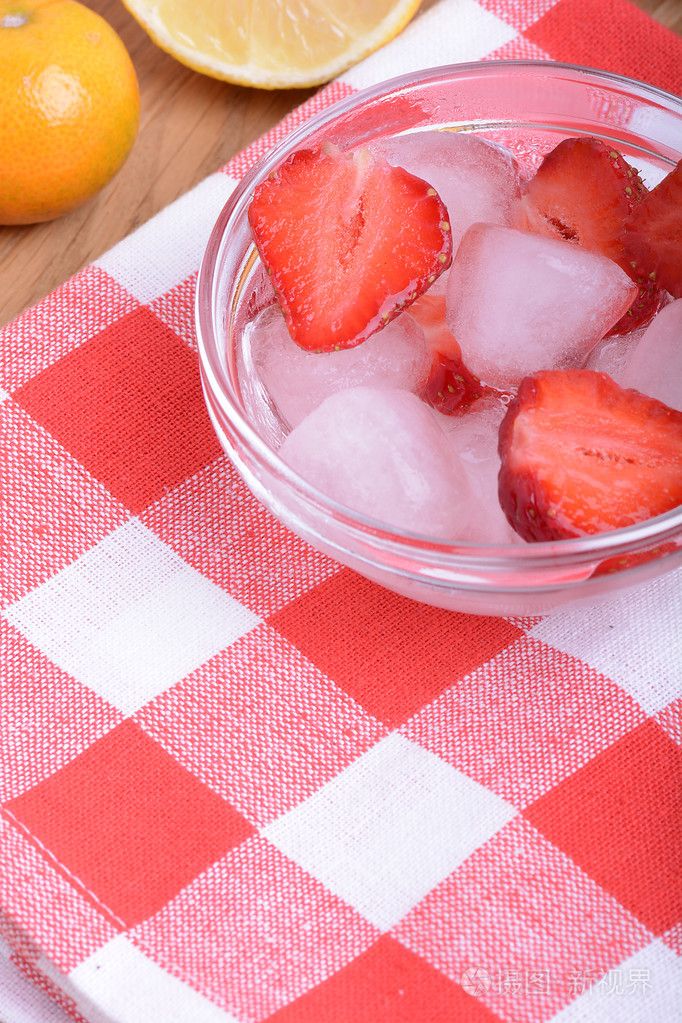 红草莓柠檬与普通话在晚会主题背景玻璃板上一片