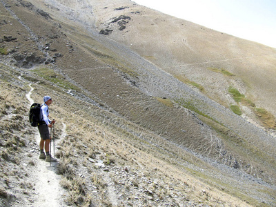 带着背包和帐篷夏天登山活动图片