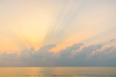 美丽的海滩和海在日出时间