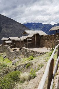 在位于秘鲁 Pisac 的神圣山谷的印加遗址上观看