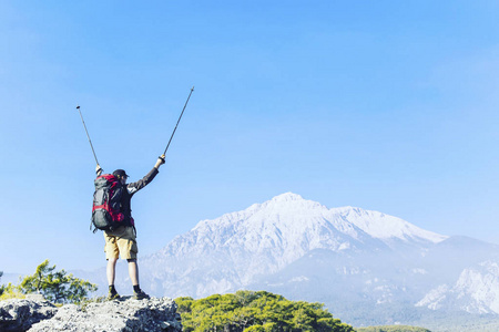 带着背包和帐篷夏天登山活动图片