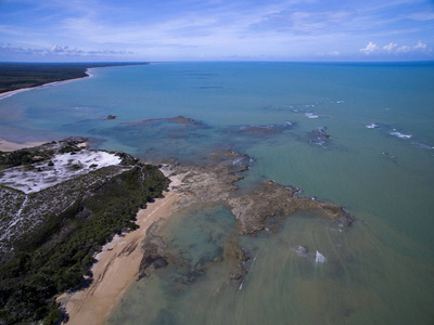 空中查看绿色的海洋，在巴西海滩海岸阳光明媚的日子