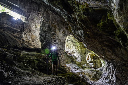 男人探索洞穴