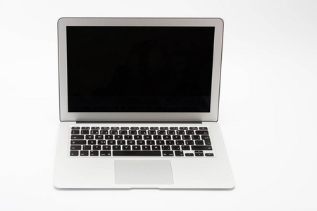 在白色背景下打开现代新笔记本电脑