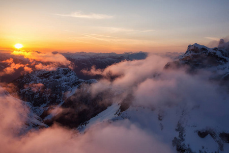 在充满活力的 sunsetd 中, 加拿大山脉醒目而美丽的空中景色。拍摄于加拿大不列颠哥伦比亚省温哥华以北