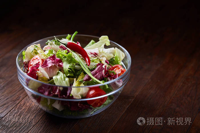 新鲜蔬菜沙拉, 在玻璃碗上, 黑色木质背景, 选择性聚焦, 浅景深