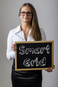 智能电网年轻女商人拿着黑板，上面写着文字