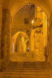 耶路撒冷阿拉伯季度晚上在过道里