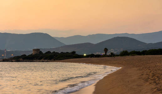 科西嘉 mouintains 和海滩的日落