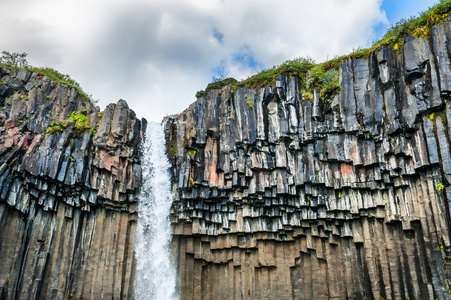 在冰岛的美丽 Svartifoss 瀑布。