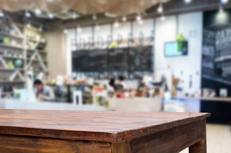选定的重点空褐色的木制圆桌和咖啡店或   雷斯塔