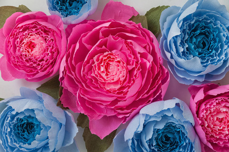 纸粉红色和蓝色花从瓦楞纸, 背景